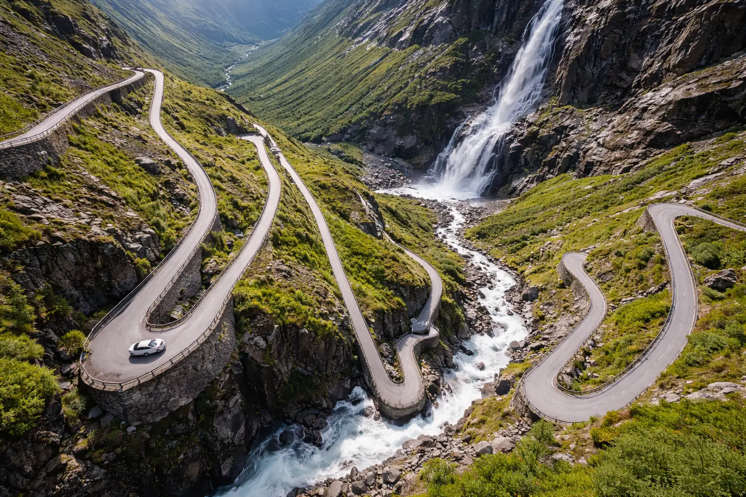 Strada di montagna in Norvegia per un itinerario in auto a noleggio